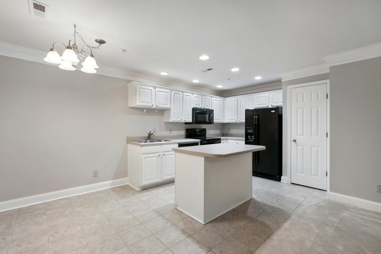 308 Madison Ct Se - Photo 6 of 10