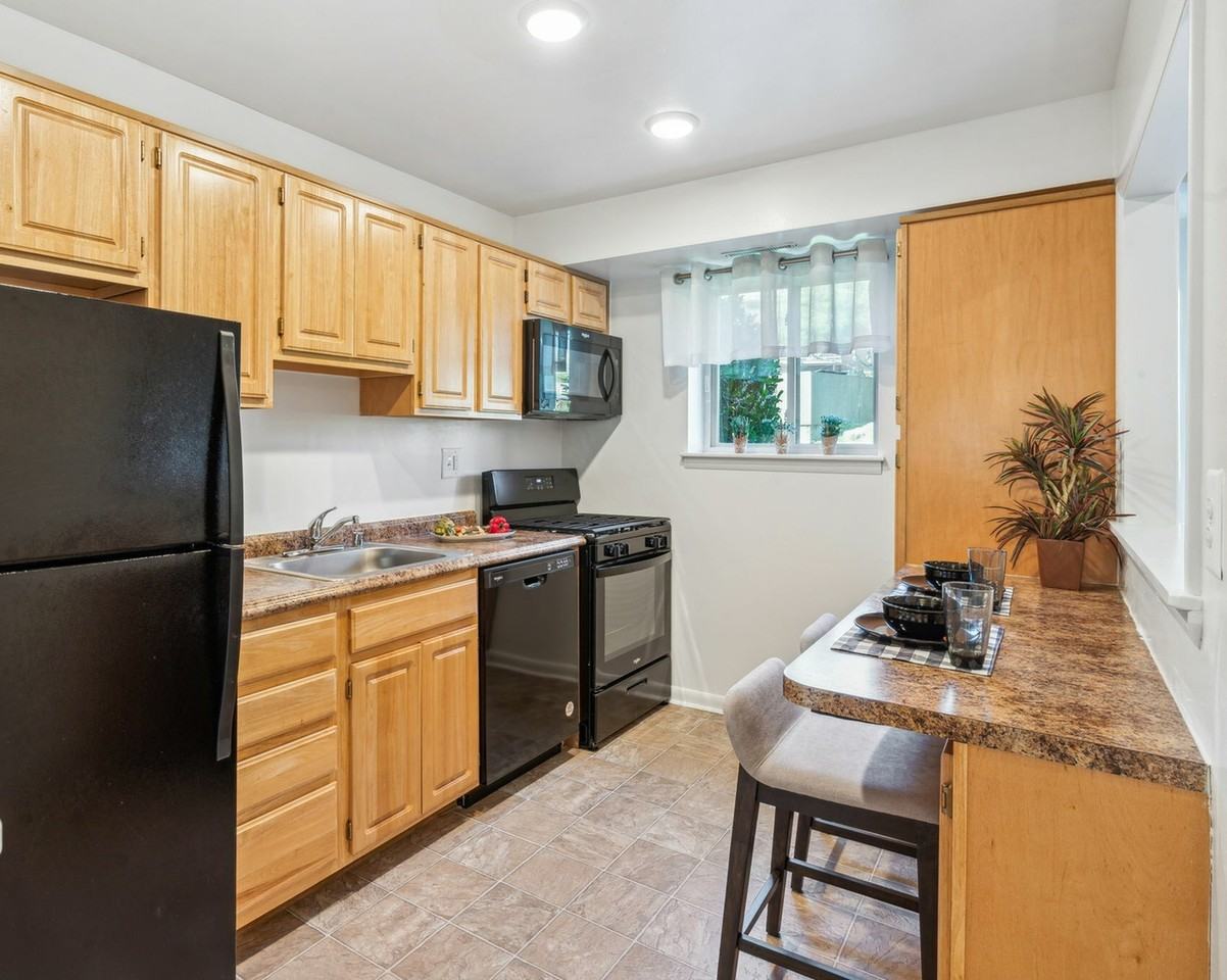 Clarke Manor - Photo 6 of 15