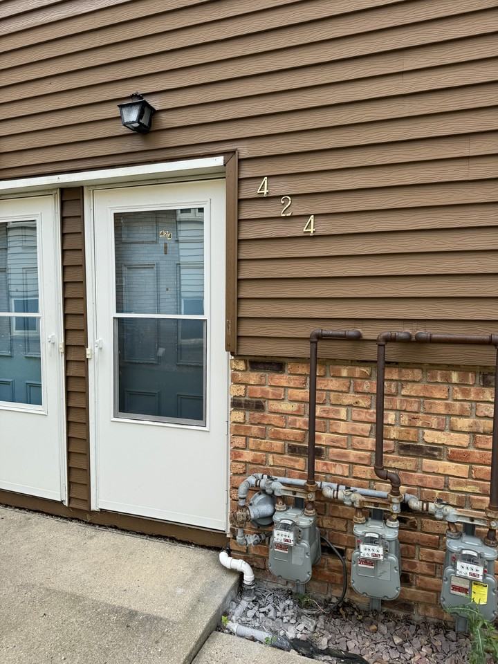 426 Commodore Dr #424UPPER - Photo 2 of 12