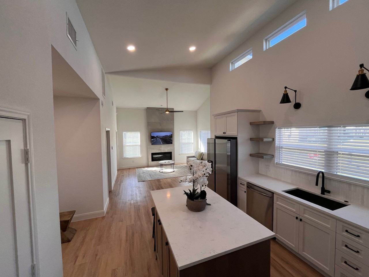 922 E Dee St #NA - Photo 2 of 17