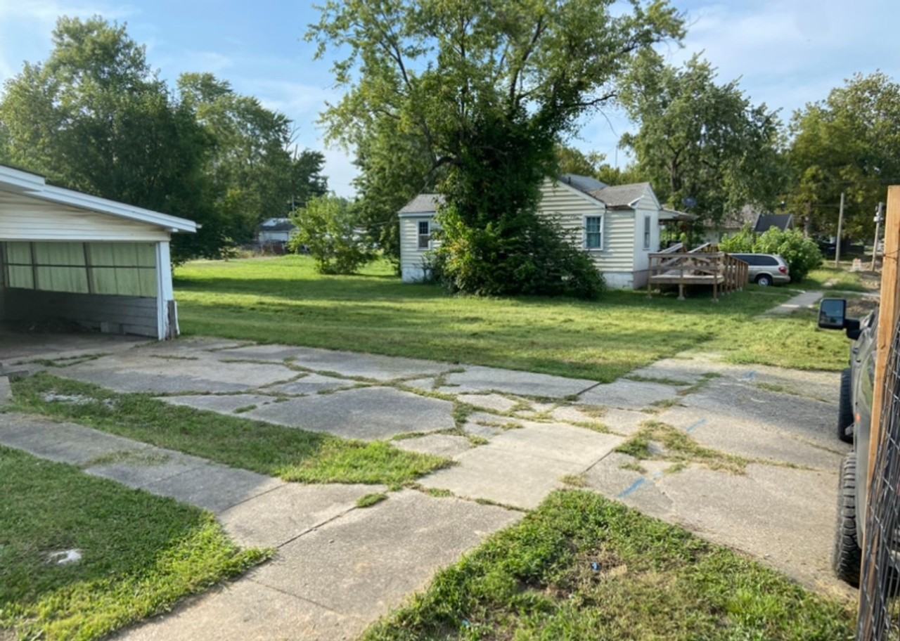 809 S 22nd St - Photo 3 of 18