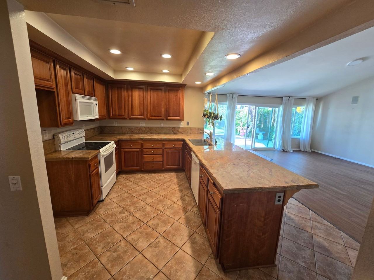 948 Carnation Ave - Photo 3 of 14