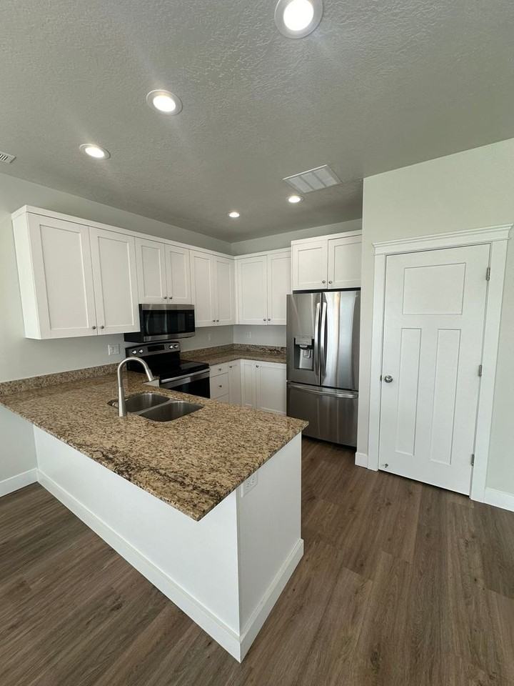 59 W 275 N - Photo 3 of 28