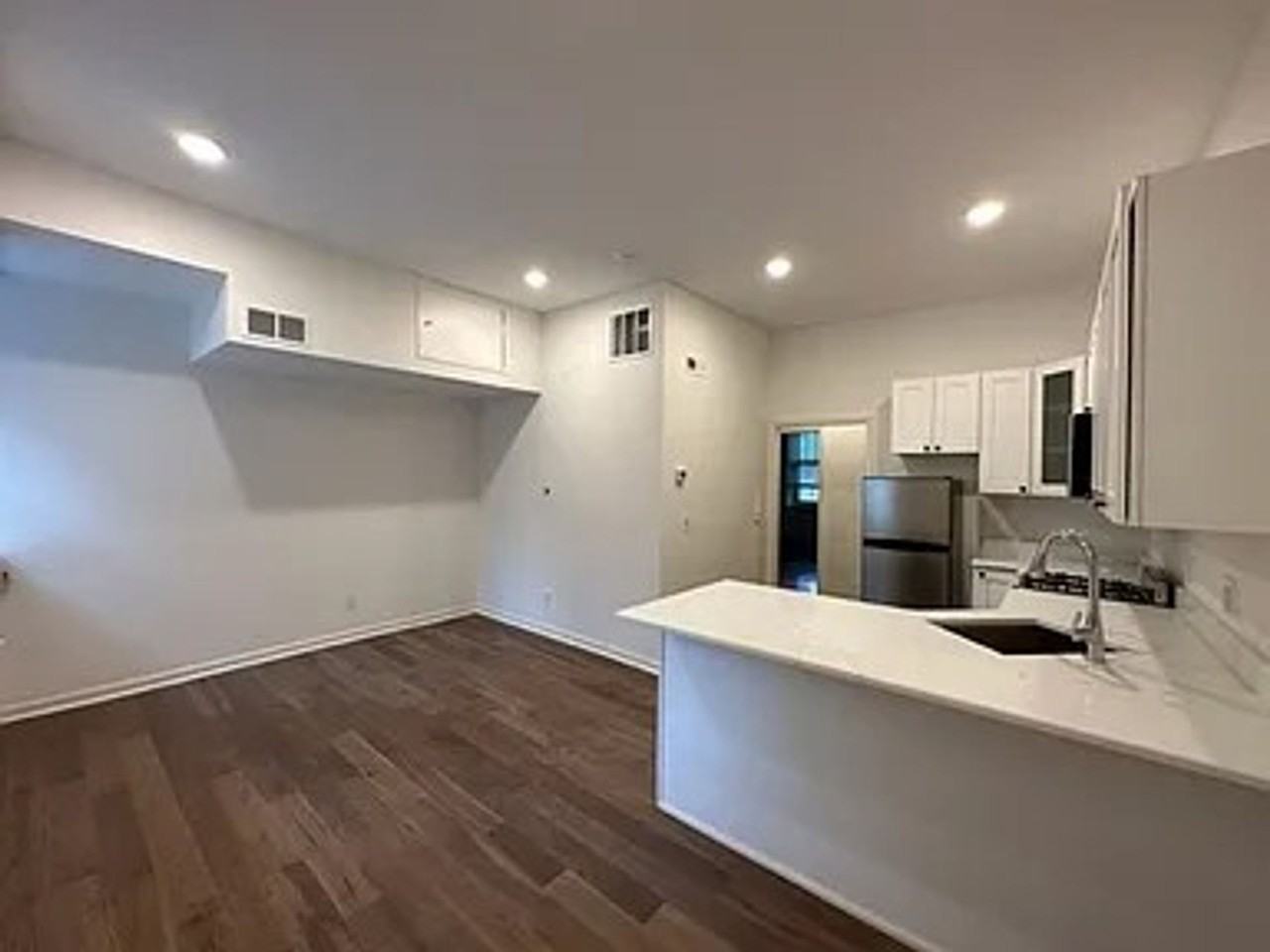 327 Pine St - Photo 3 of 34