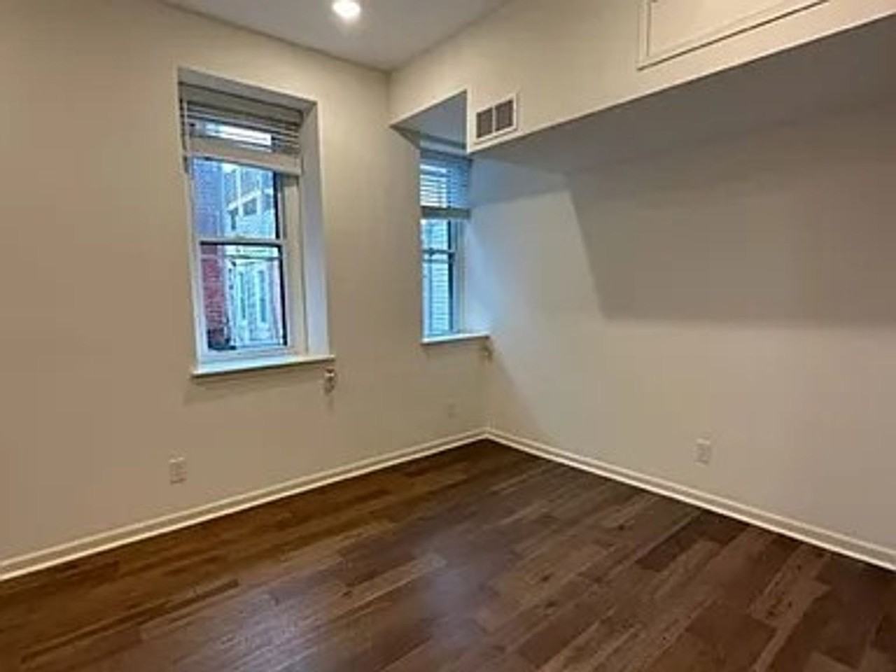 327 Pine St - Photo 5 of 34