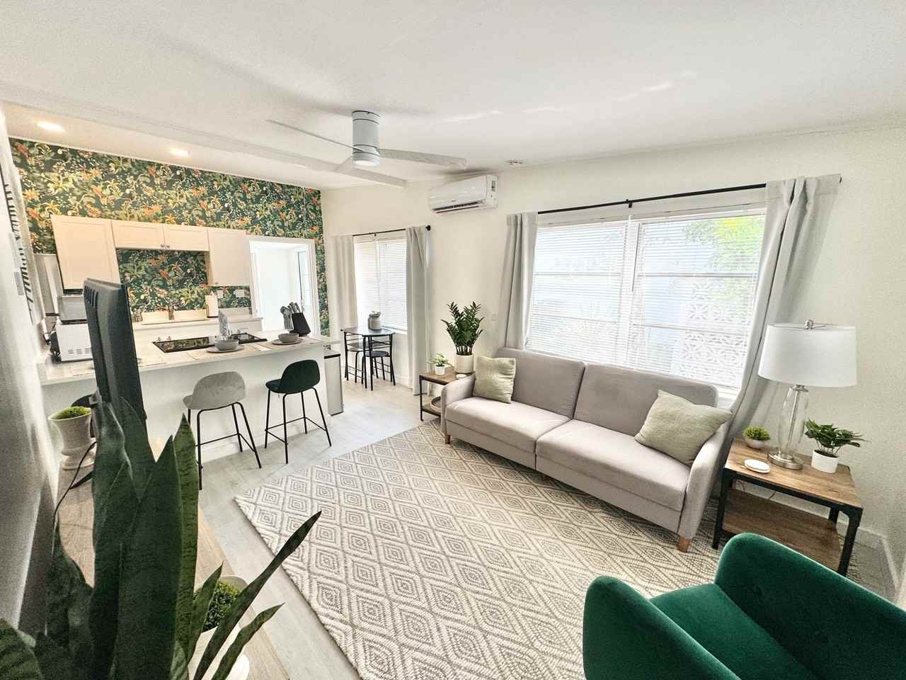 Paul Phadungchai (4073 SL) - Photo 2 of 11