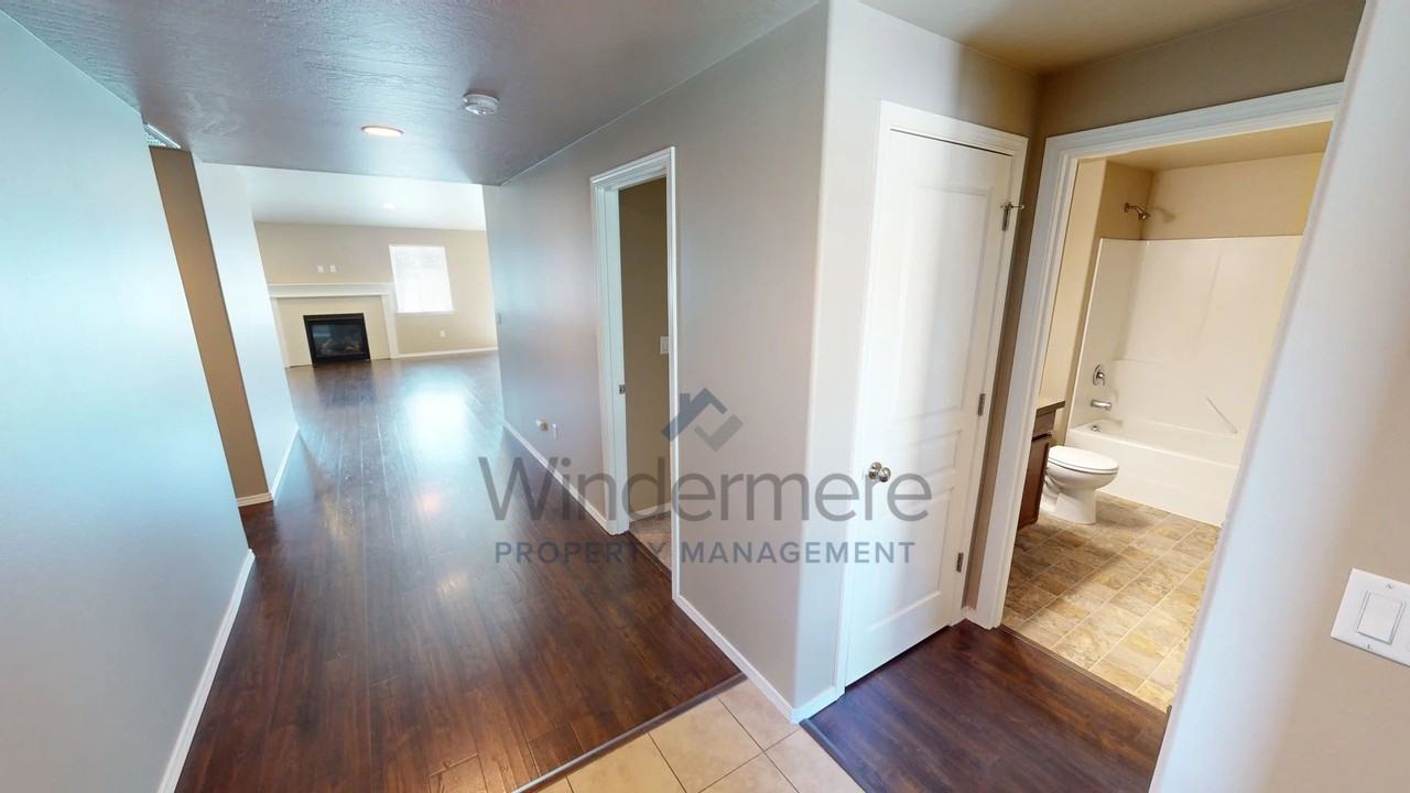 1215 Sw Settlement St - Photo 2 of 28