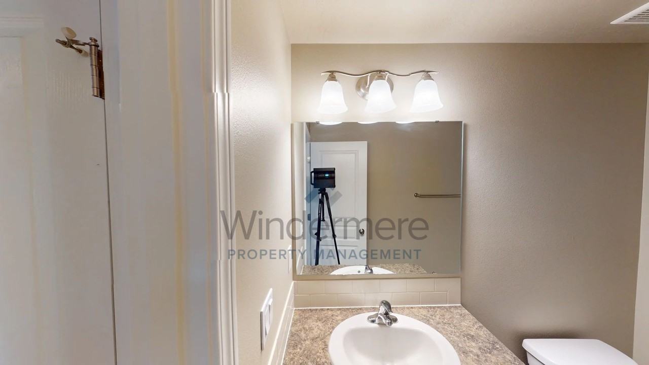 1215 Sw Settlement St - Photo 4 of 28