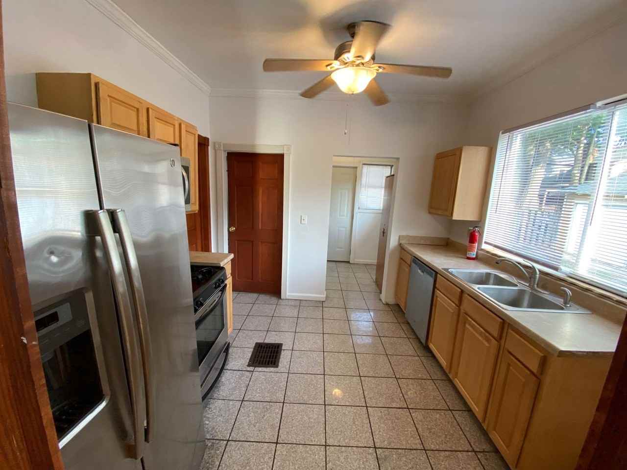 2205 Waldeck Ave - Photo 5 of 13