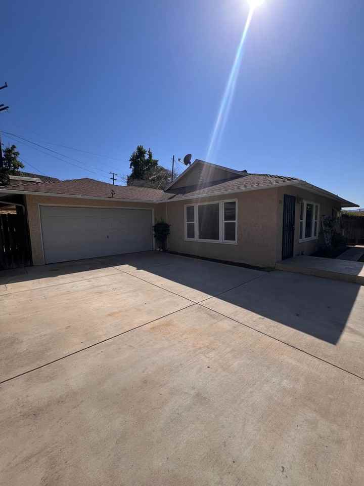 252 Barbara St - Photo 3 of 21