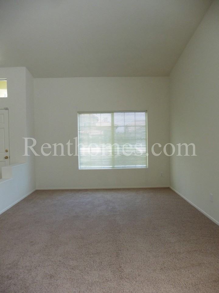 12216 Mulholland Ct - Photo 2 of 18