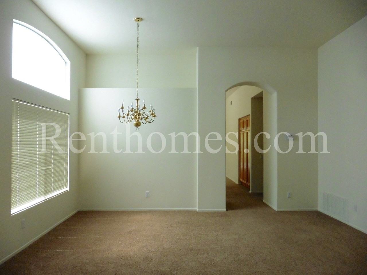 12216 Mulholland Ct - Photo 3 of 18