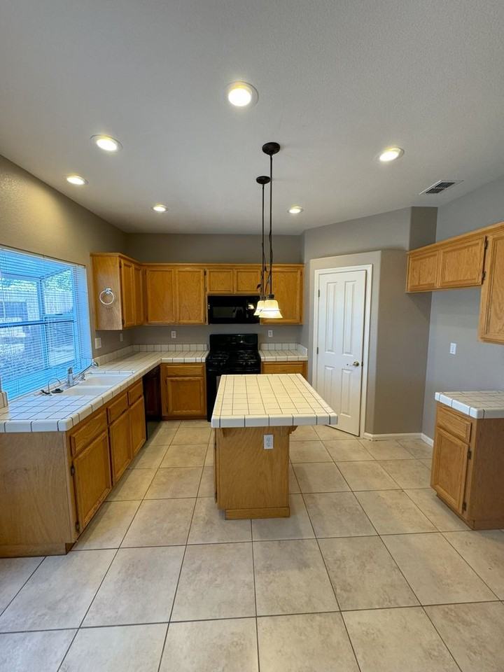 4904 Brittany Ct - Photo 4 of 16