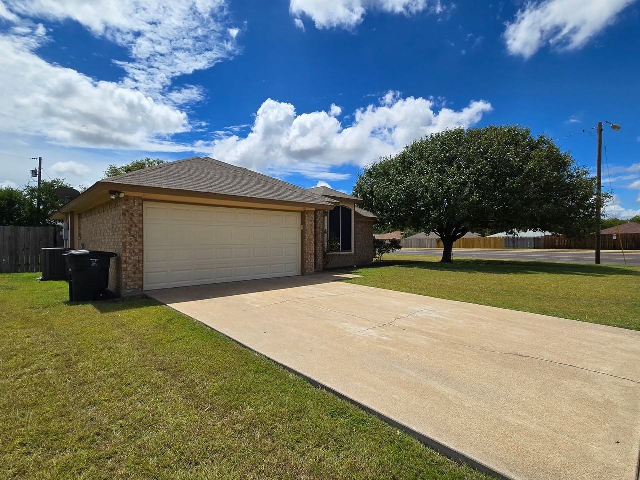 2102 Ruger Dr - Photo 2 of 26