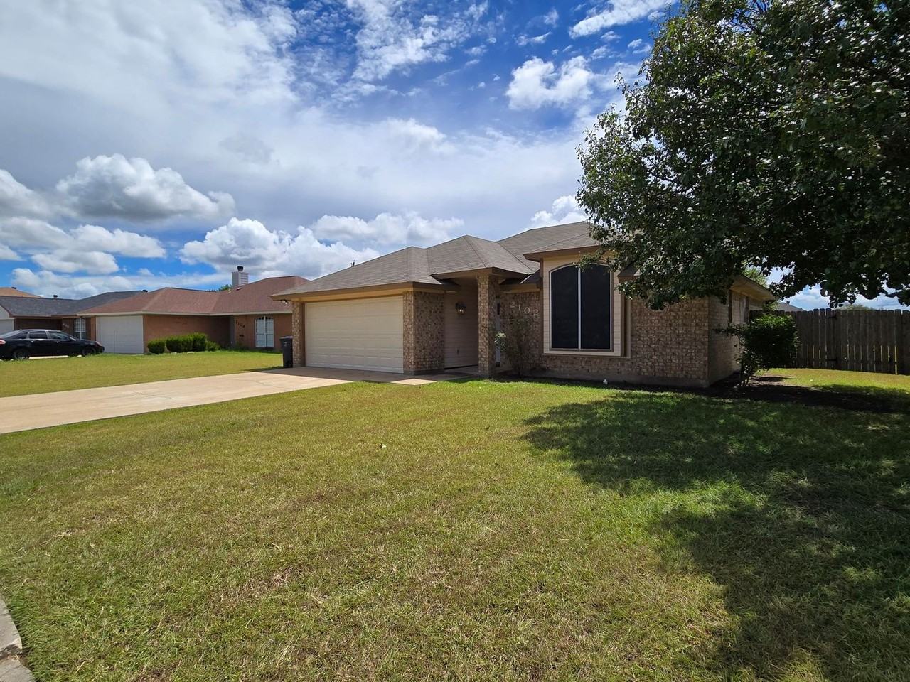 2102 Ruger Dr - Photo 3 of 26