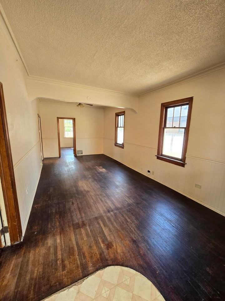 1634 E Heroy Ave - Photo 3 of 10