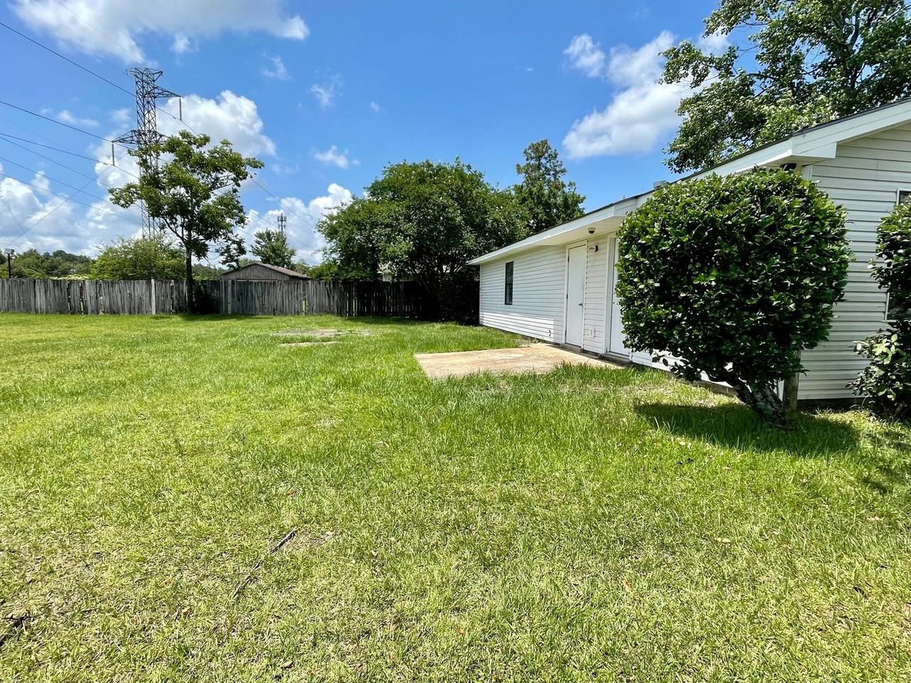 880 Trailwood Dr W - Photo 2 of 12