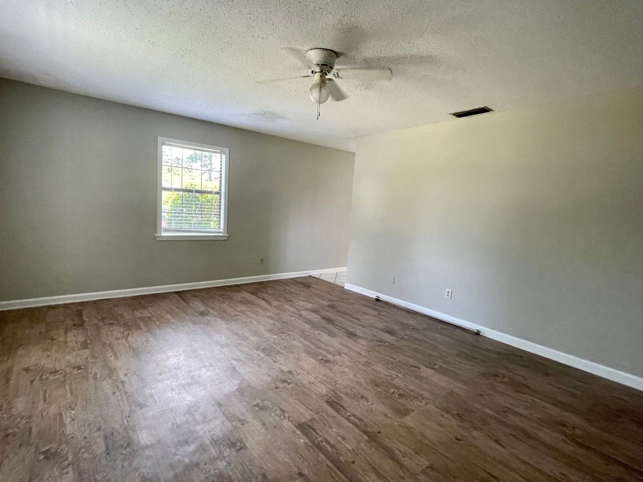 880 Trailwood Dr W - Photo 3 of 12