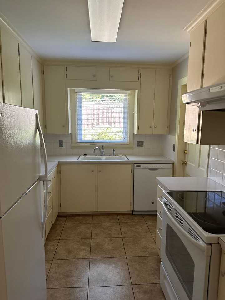 2632 Grosvenor Pl - Photo 3 of 11