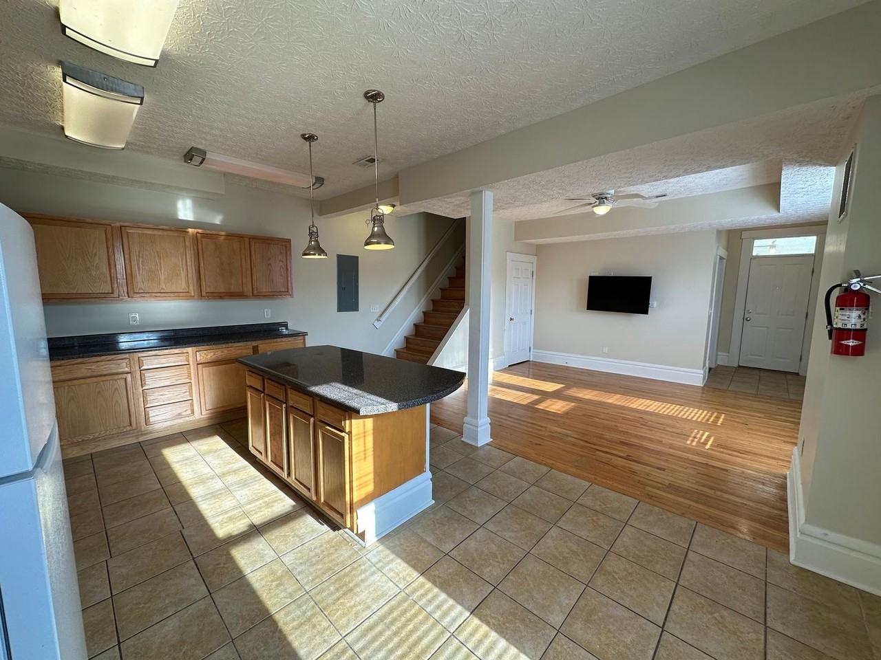 265 E 11th Ave - Photo 3 of 16