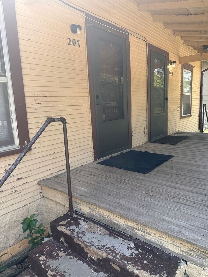 207 W Morris St - Photo 2 of 11