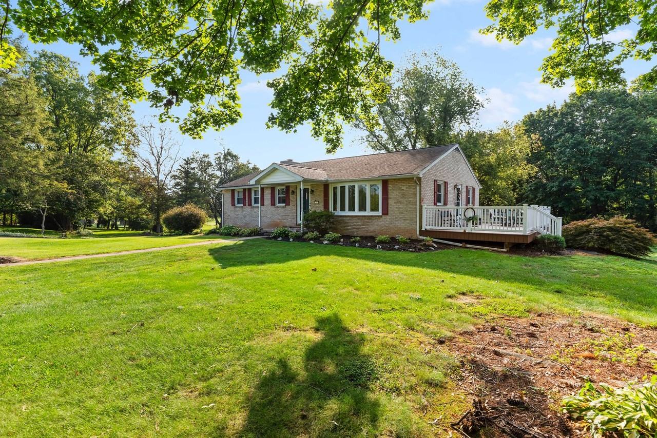 150 Lawrence Ln - Photo 2 of 26