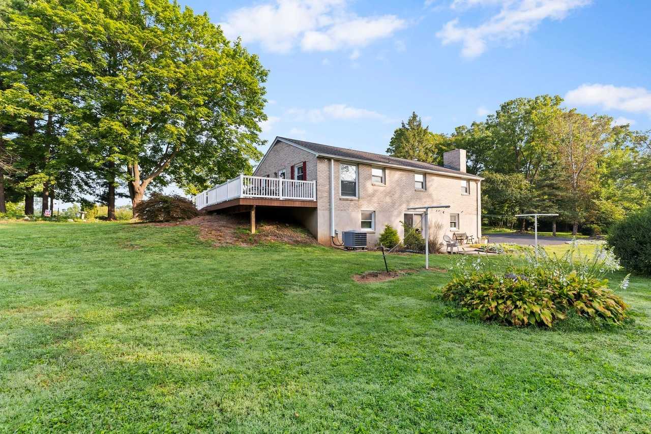 150 Lawrence Ln - Photo 3 of 26