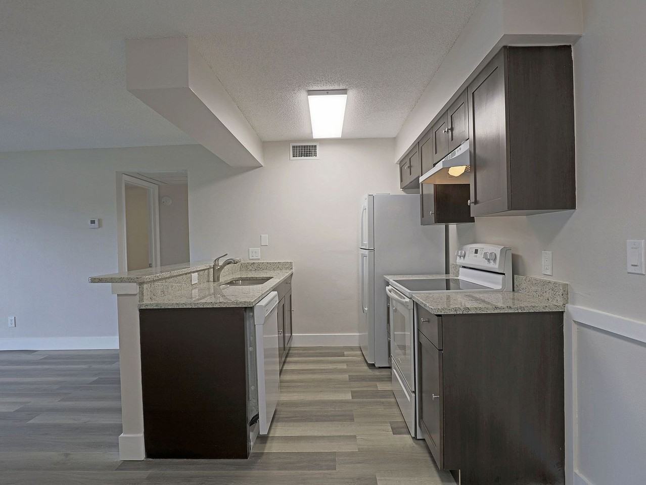 5303 Summerlin Rd - Photo 7 of 24