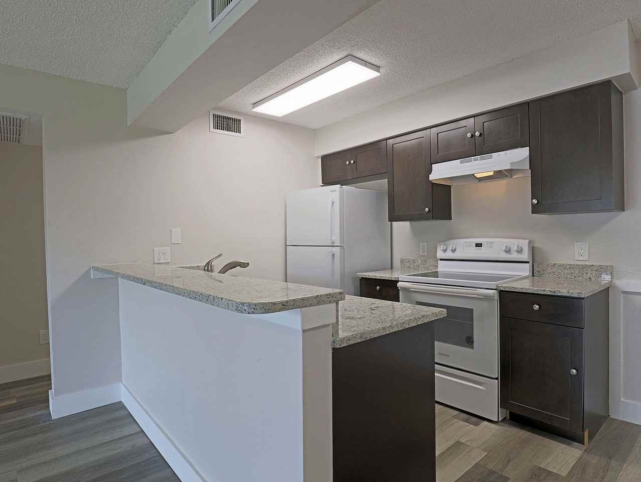5303 Summerlin Rd - Photo 6 of 24