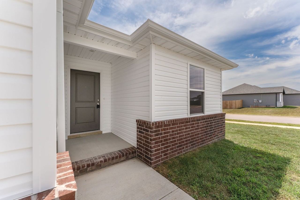 1392 E Perry St - Photo 3 of 23