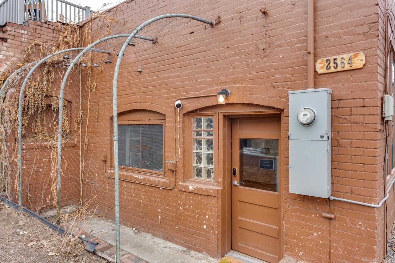 2562 West River Drive - Photo 2 of 21