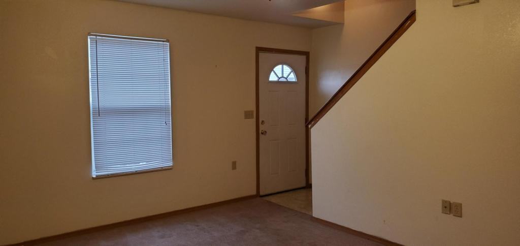 1402 W Frosty Dr - Photo 2 of 16