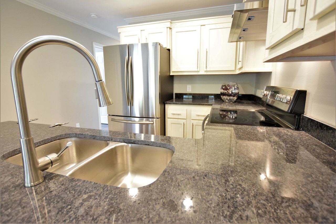 607 S Aurora St - Photo 2 of 28