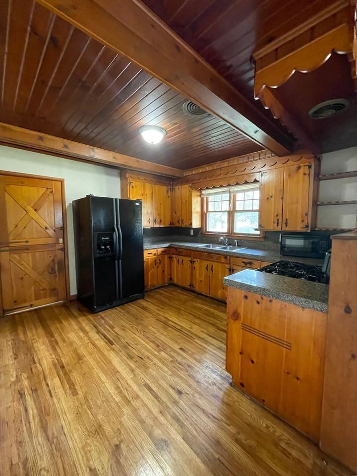 1810 Tama St - Photo 4 of 14
