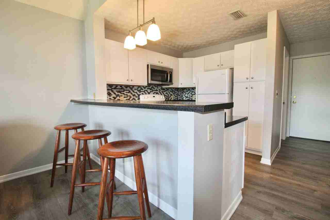 1330 Hunters Rd Apt J - Photo 3 of 13