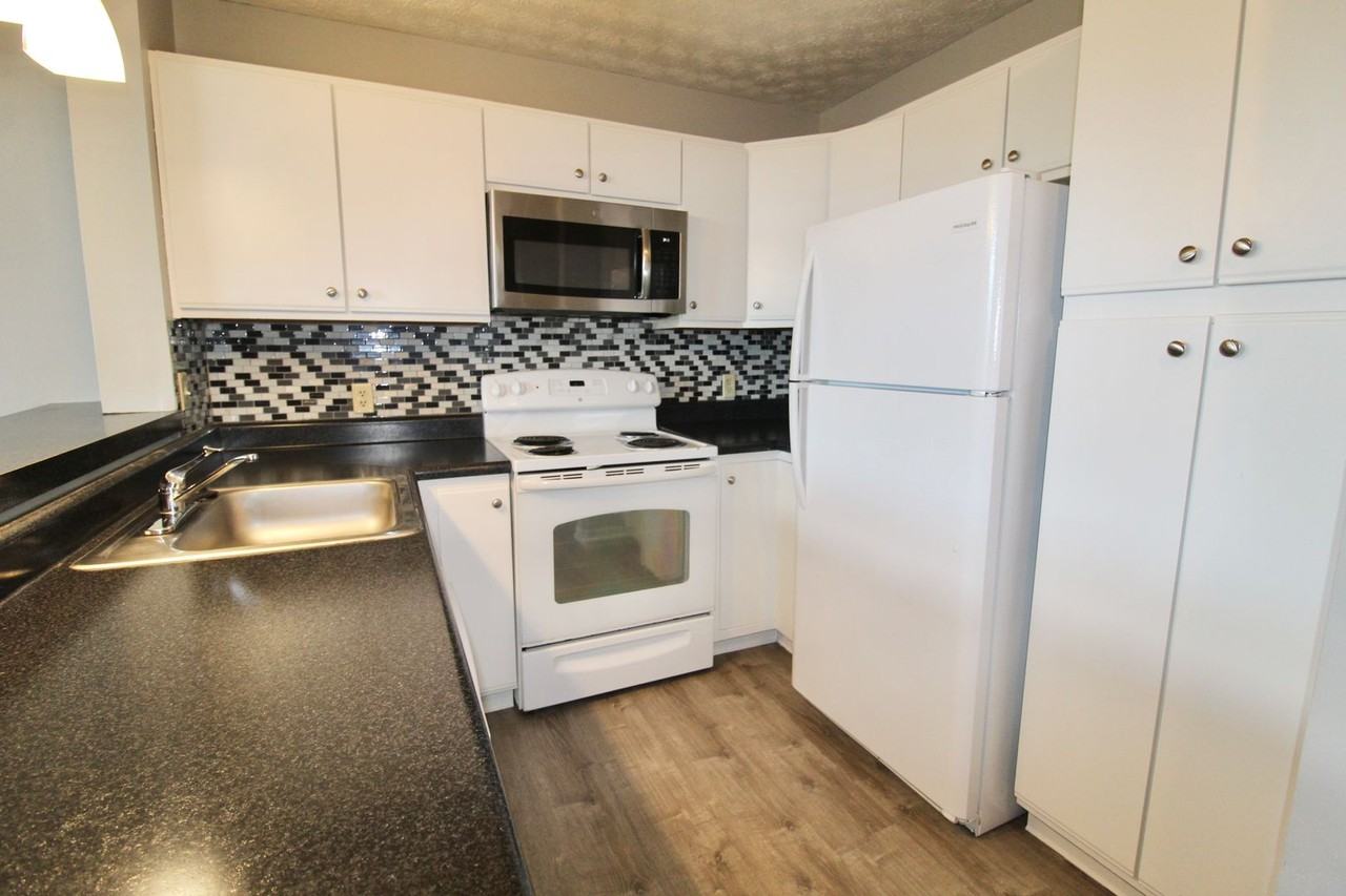 1330 Hunters Rd Apt J - Photo 2 of 13