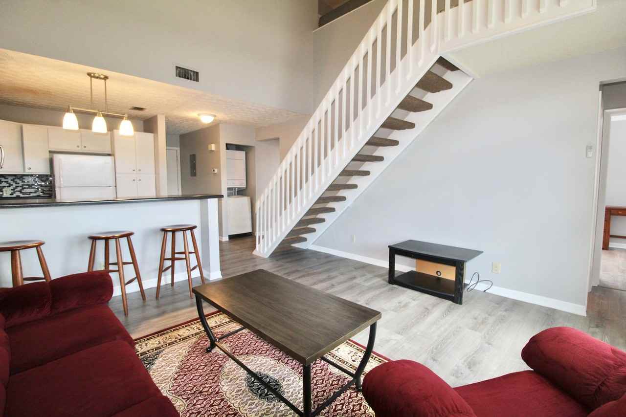 1330 Hunters Rd Apt J - Photo 6 of 13