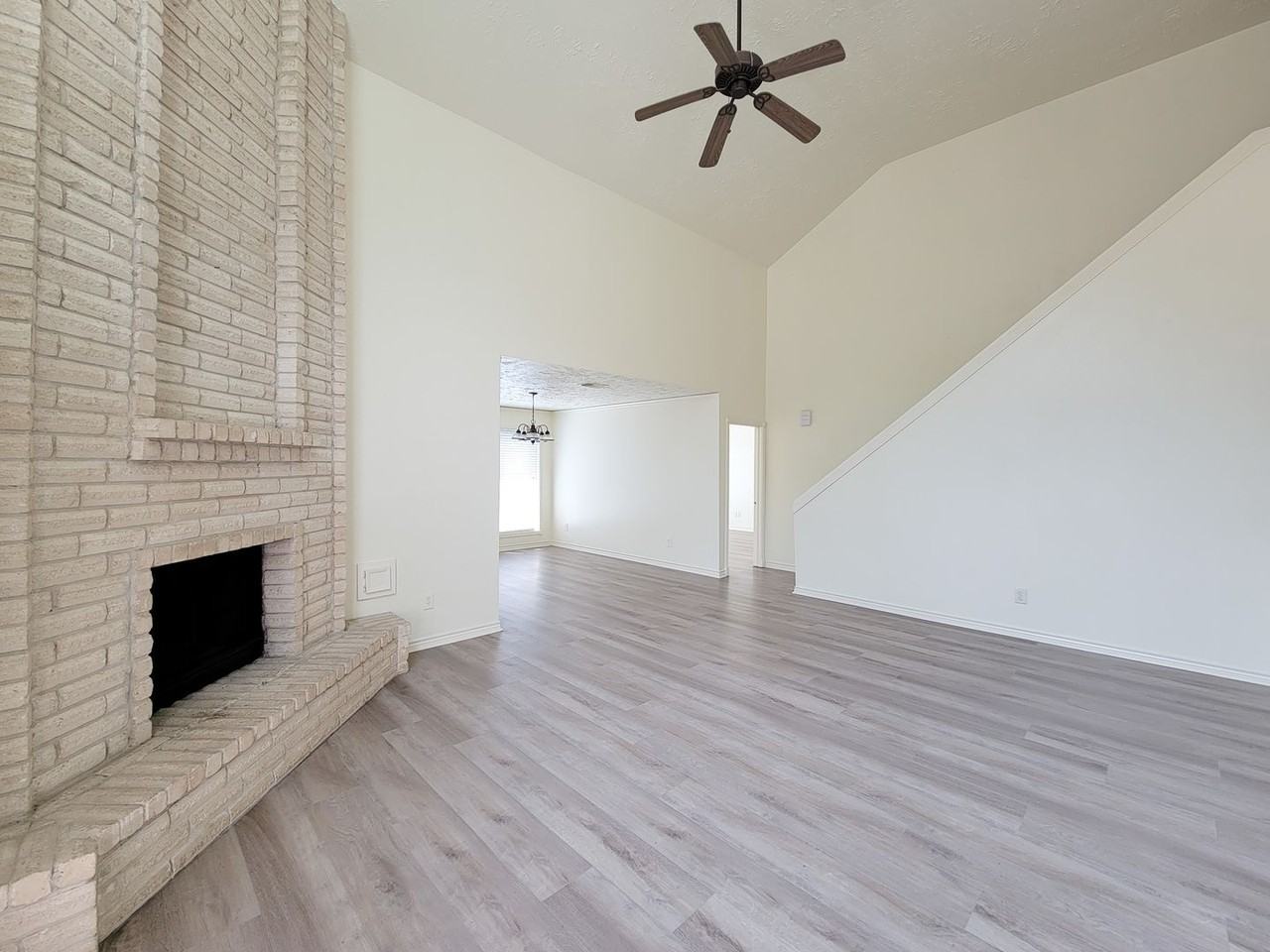 2118 Creekshire Drive - Photo 3 of 38