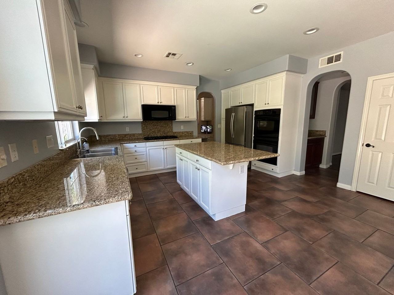 42215 Wyandotte St - Photo 4 of 24
