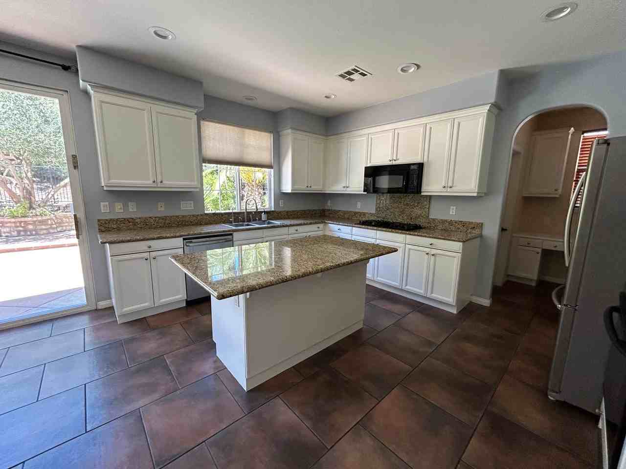 42215 Wyandotte St - Photo 5 of 24