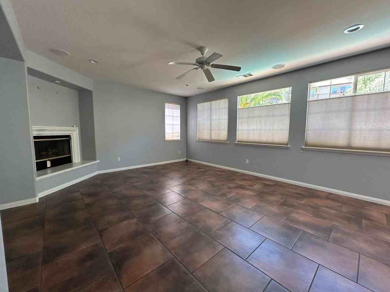 42215 Wyandotte St - Photo 7 of 24