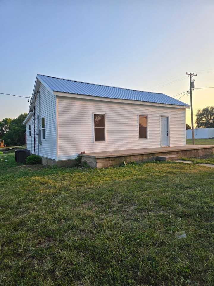 1152 E Elm St - Photo 2 of 5