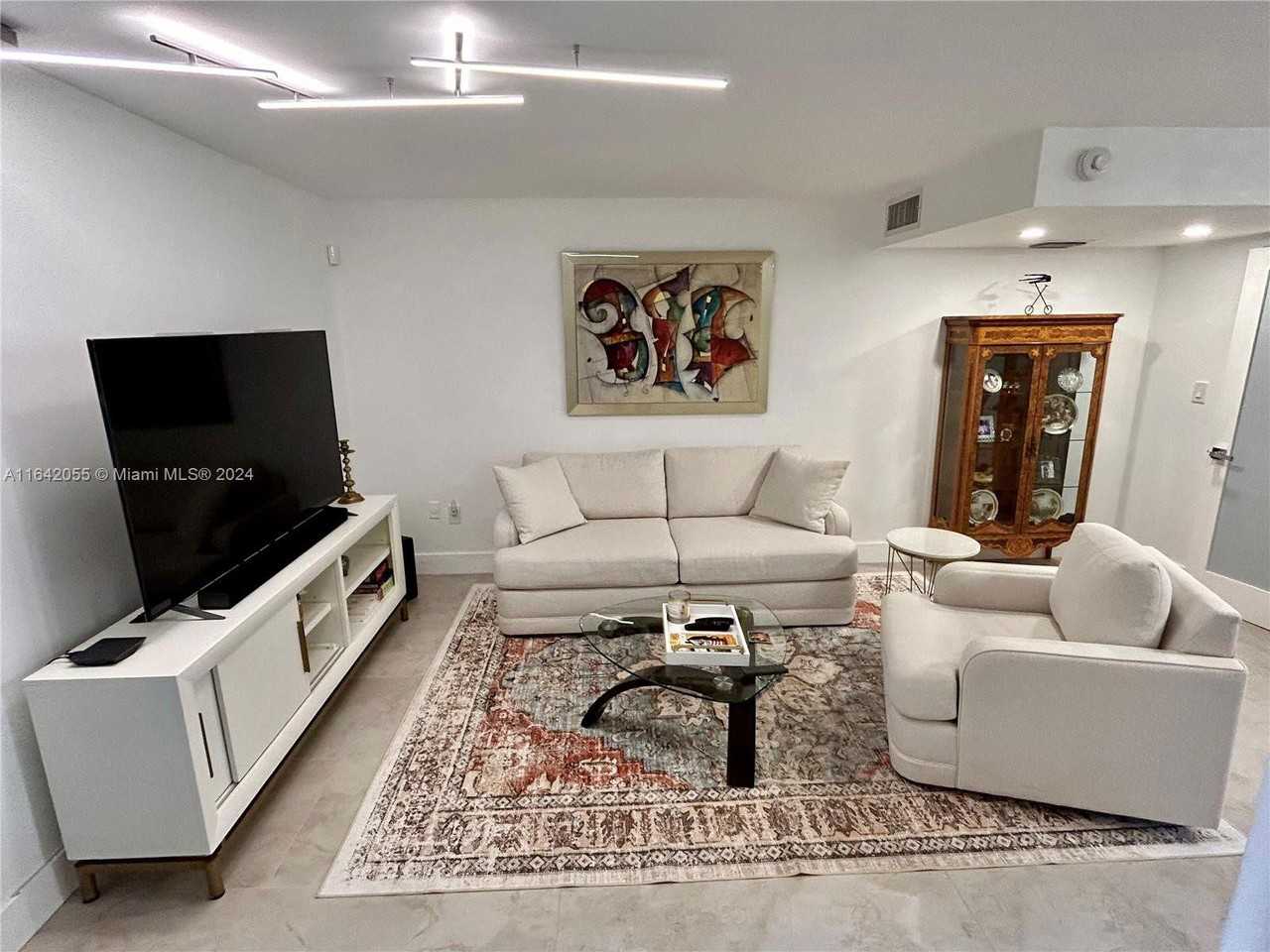 8837 Ne 4th Ave - Photo 3 of 8