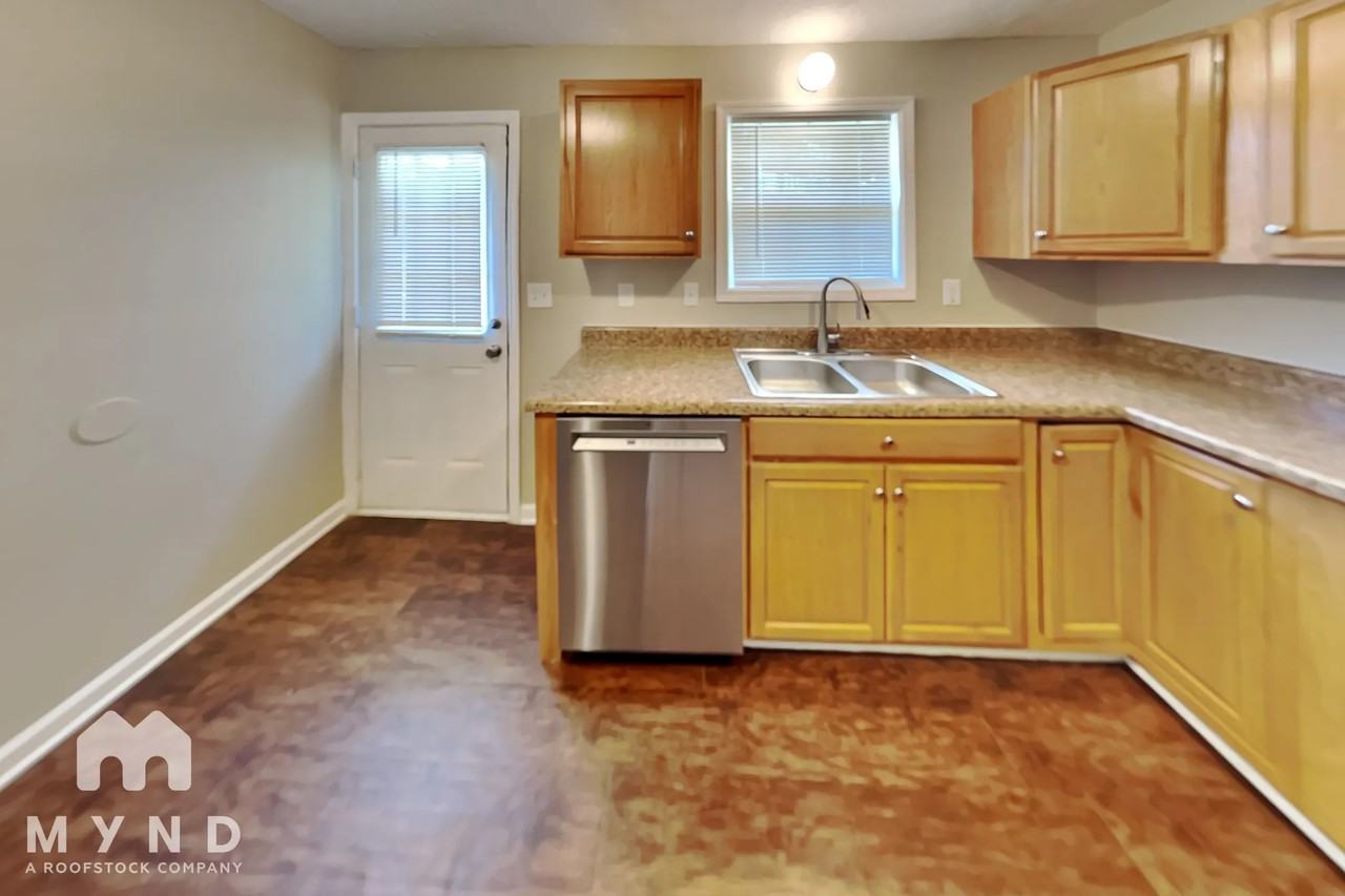 5790 Trammell Rd - Photo 3 of 15