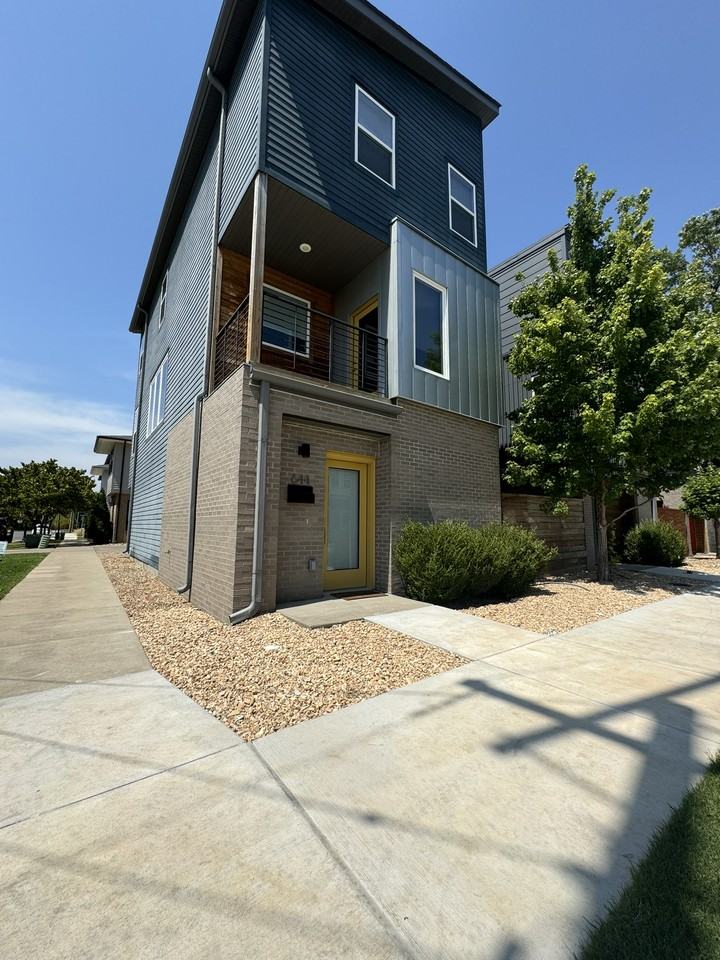 644 Sw B St - Photo 2 of 30