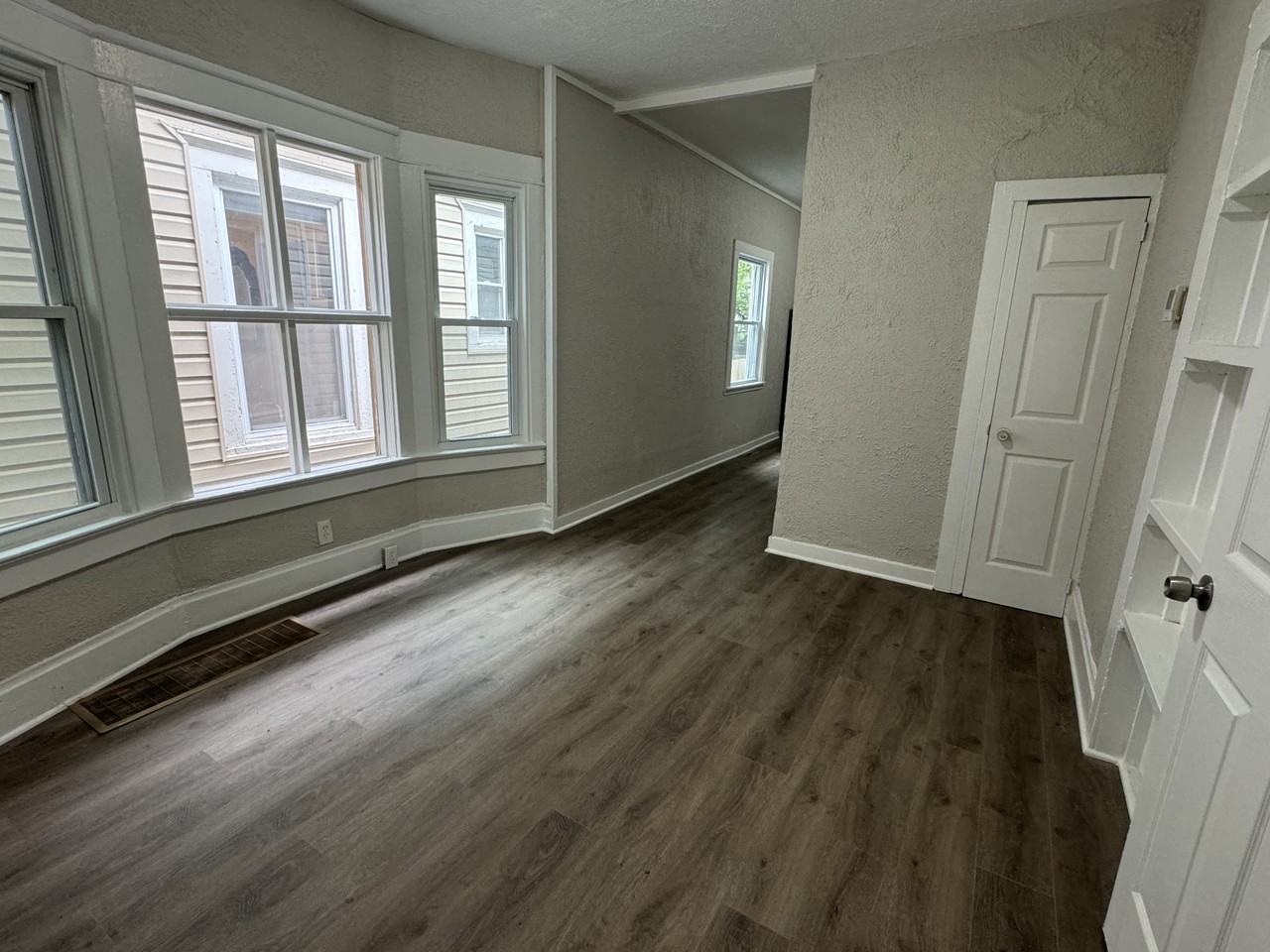 3410 Forest Ave - Photo 3 of 14