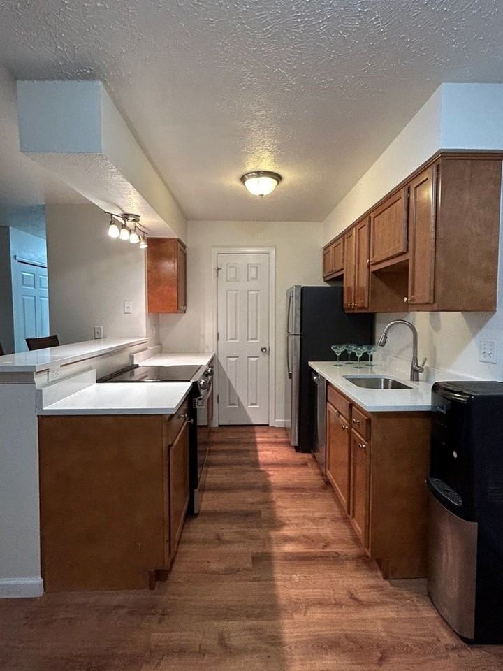 695 Manhattan Dr #12 - Photo 3 of 9