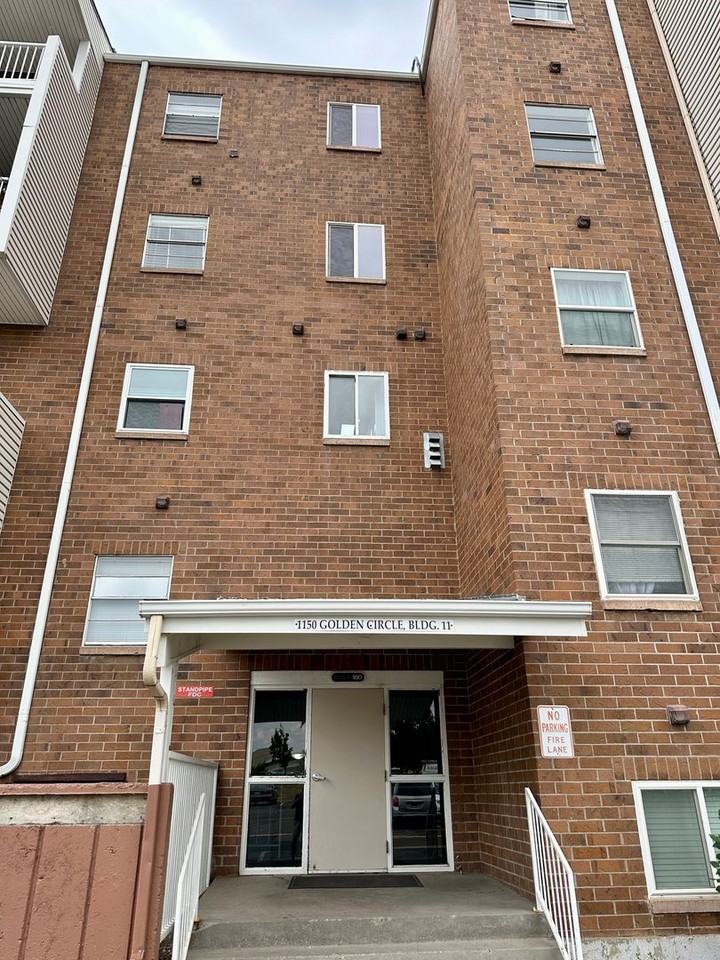 1150 Golden Circle #211