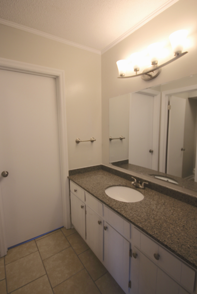 201 Barnhardt Cir - Photo 2 of 8