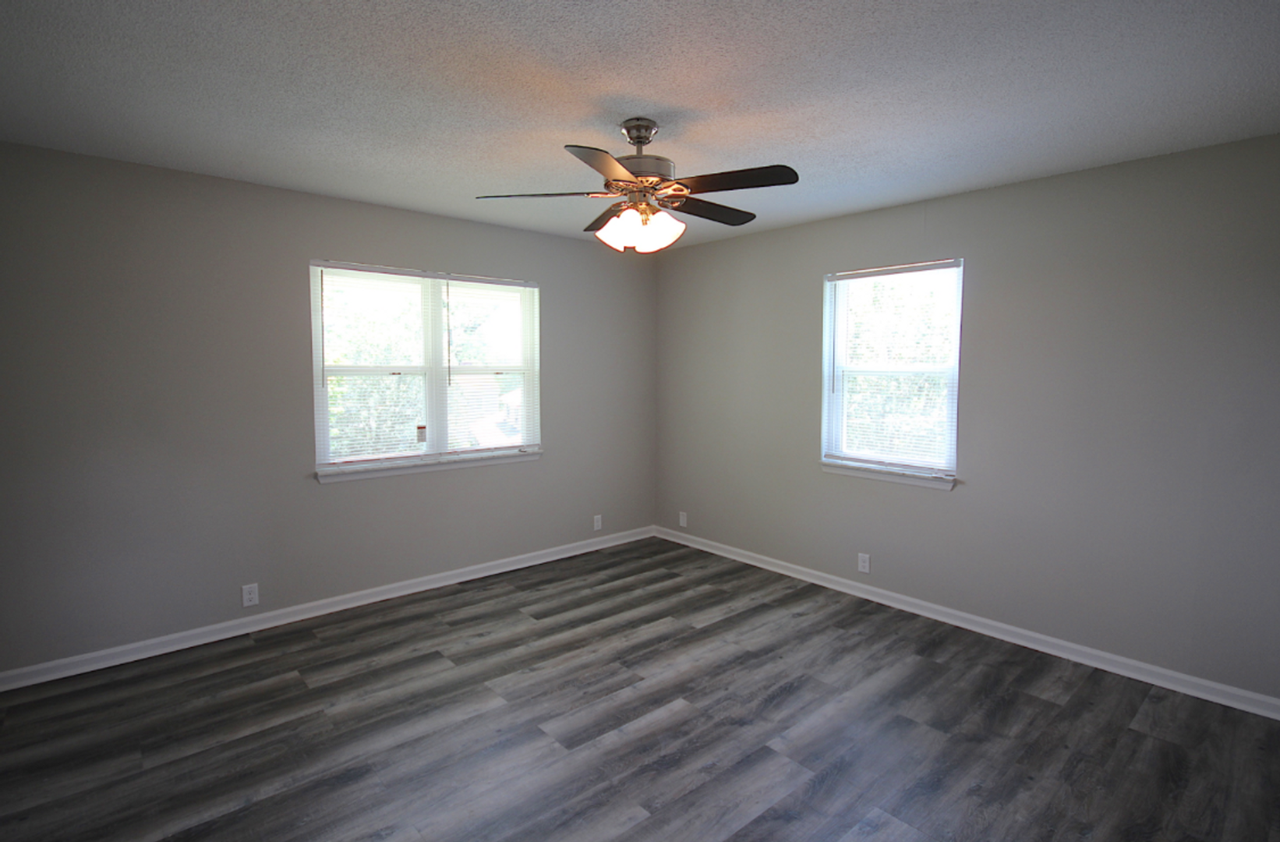 201 Barnhardt Cir - Photo 3 of 8